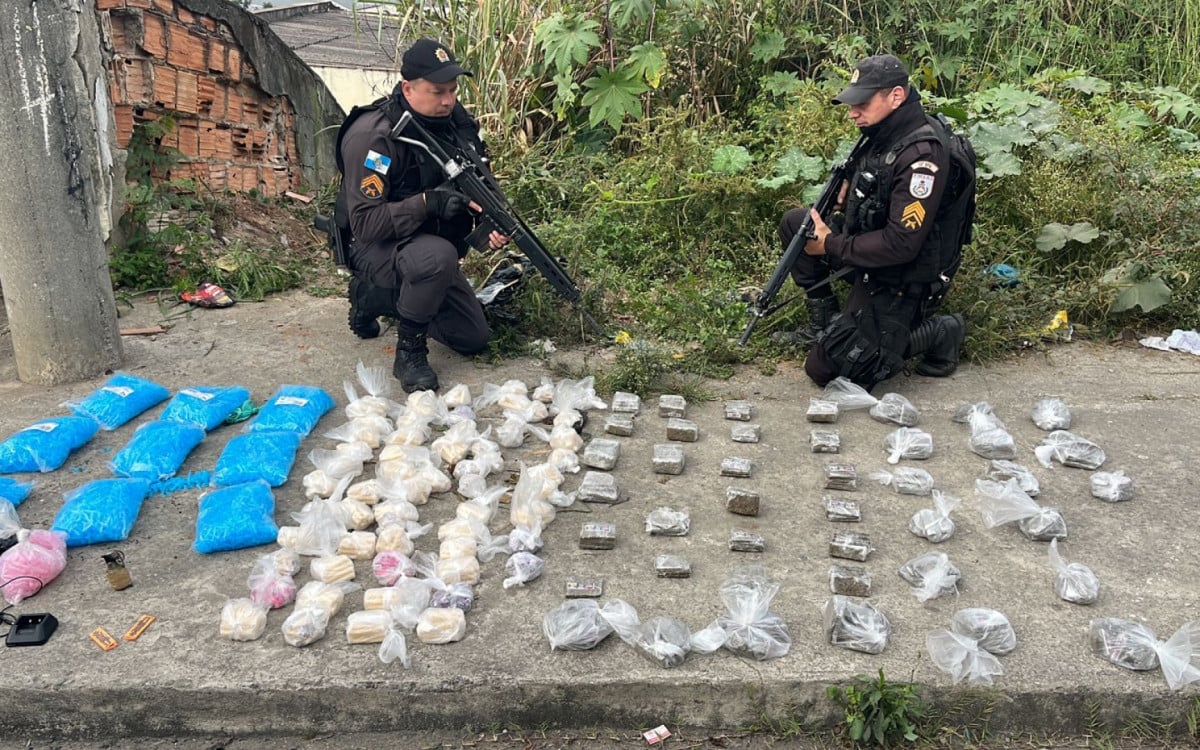 Como parte da operação conjunta, foram apreendidas drogas em uma área de mata no bairro Siderlândia - Divulgação/PMERJ