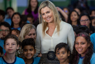 Rainha da Holanda conhece em Brasília programa de educação financeira