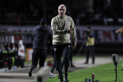 Dorival Júnior, do São Paulo, consola jogadores após vice do Flamengo na Copa do Brasil