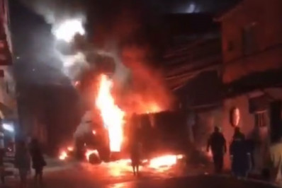 Vídeo: Criminosos ateiam fogo em blindado da PM no Bateau Mouche