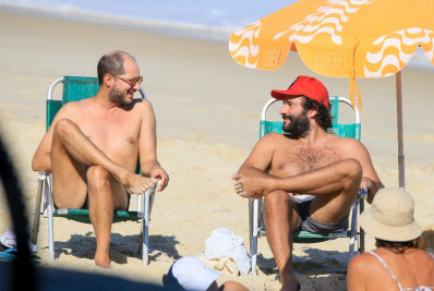 Humberto Carrão aproveita dia na praia com amigo no Rio