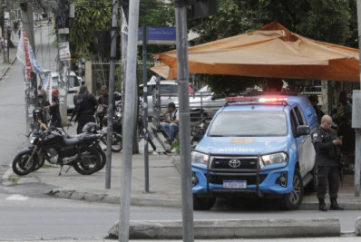 Idosa é baleada ao entrar de carro sem abaixar os vidros em comunidade da Praça Seca 
