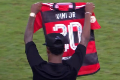 Alerj aprova homenagens a Vini Jr e projetos contra o racismo 