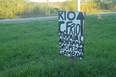 Na falta de placas, comerciante improvisa sinalização no acesso ao Peró