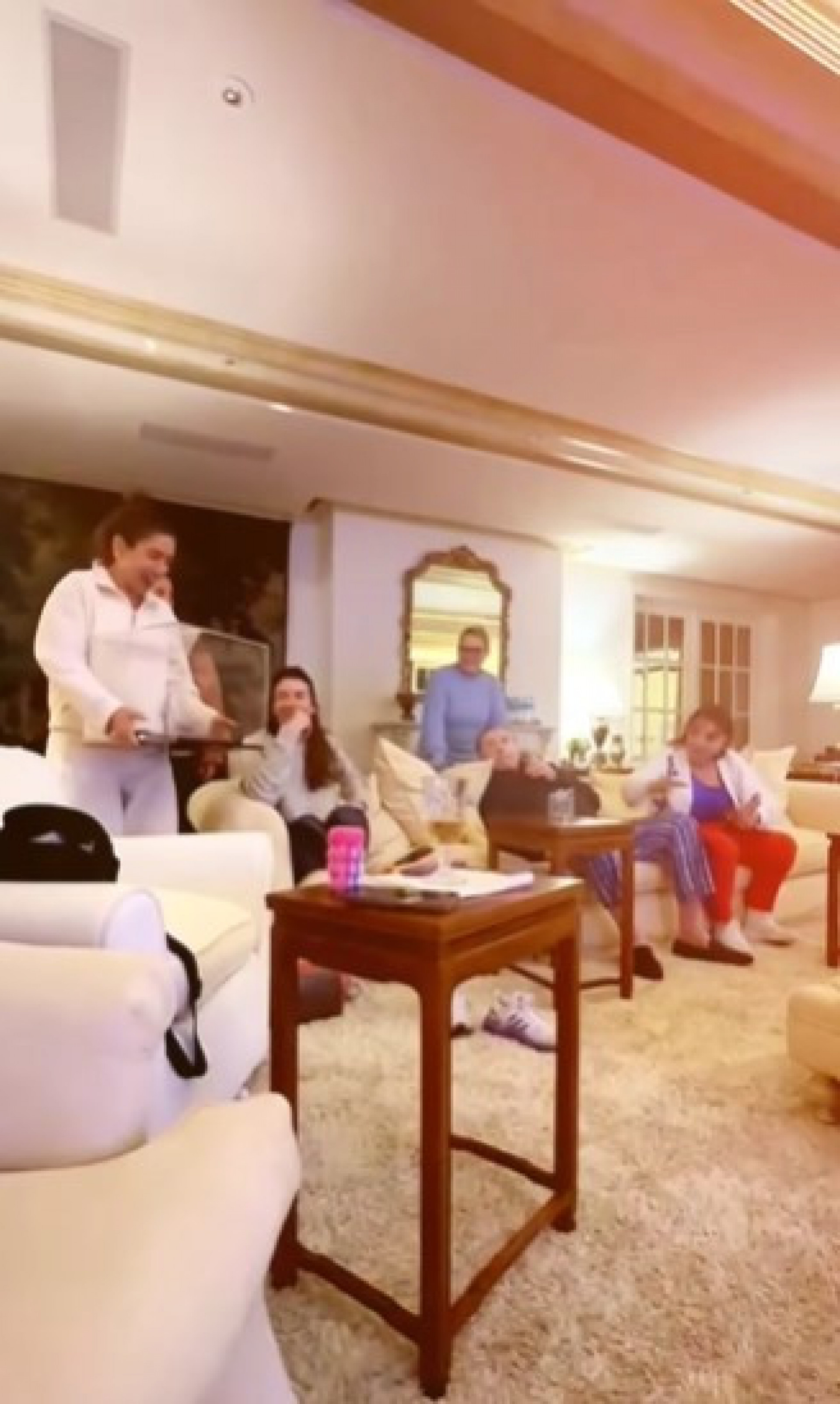Silvio Santos recebe homenagem da família ao assistir programa especial - Reprodução/Instagram