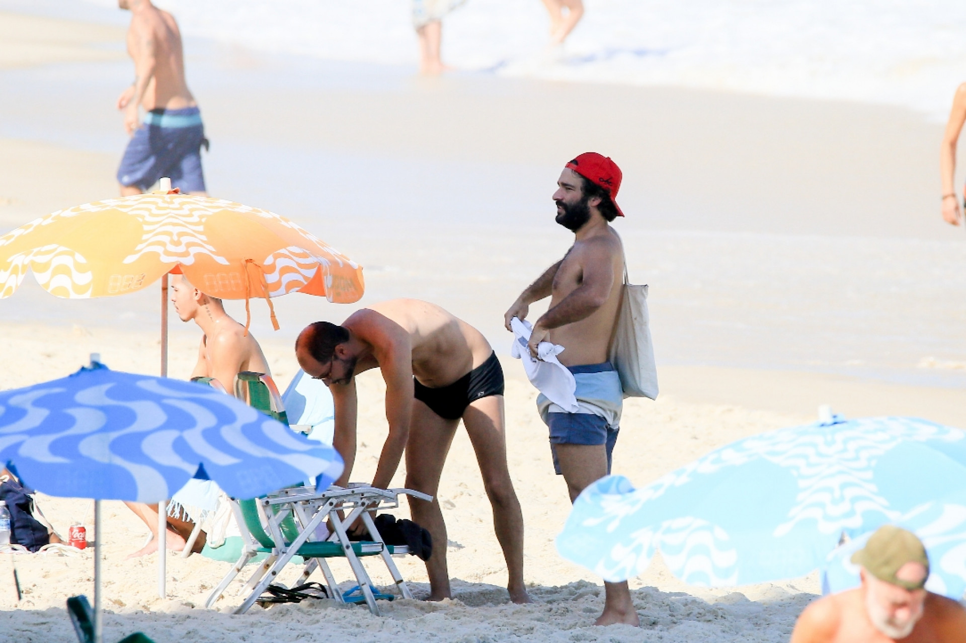 Humberto Carrão aproveitou dia na praia com um amigo  - Foto: JC Pereira/AgNews