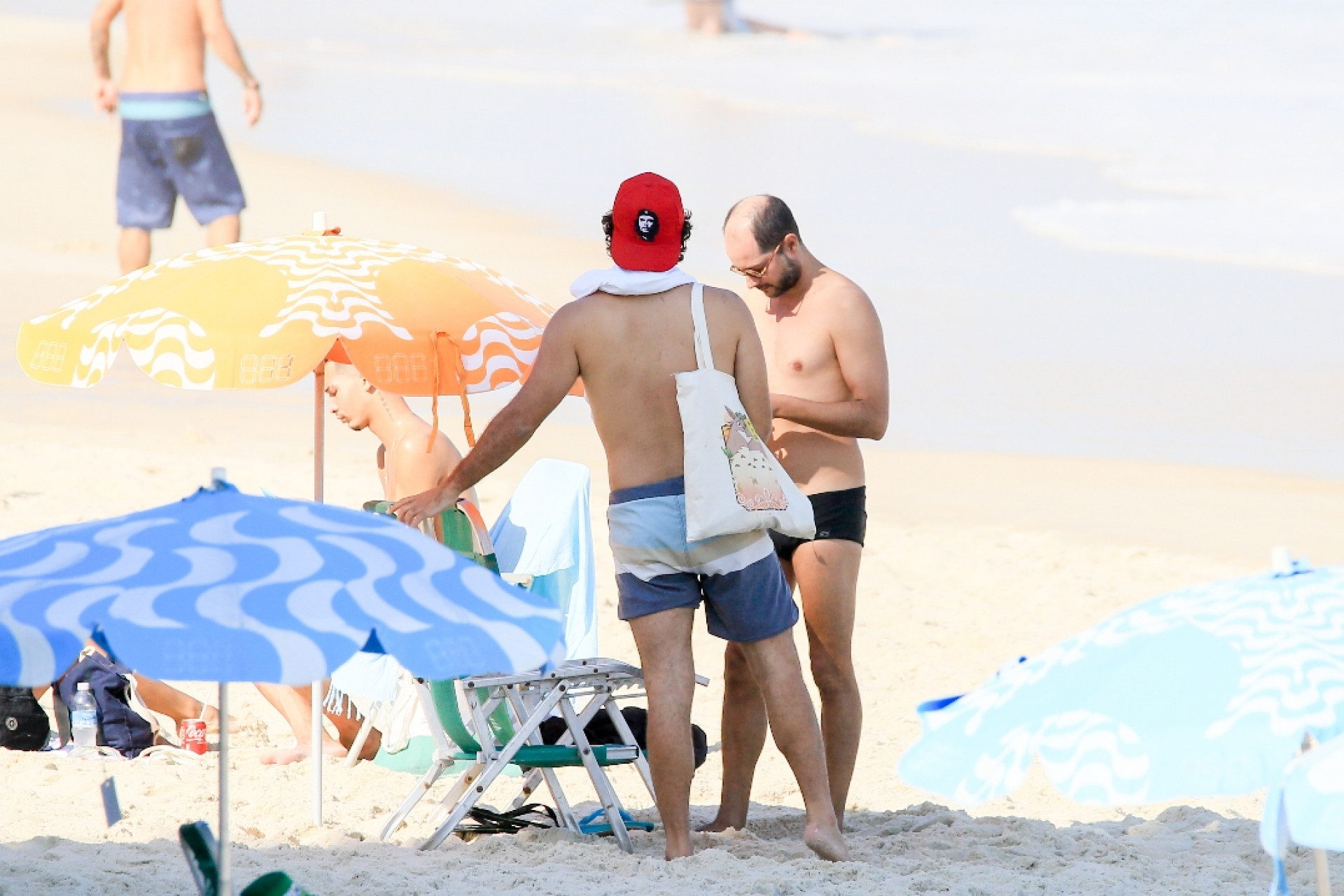 Humberto Carrão aproveitou dia na praia com um amigo  - Foto: JC Pereira/AgNews