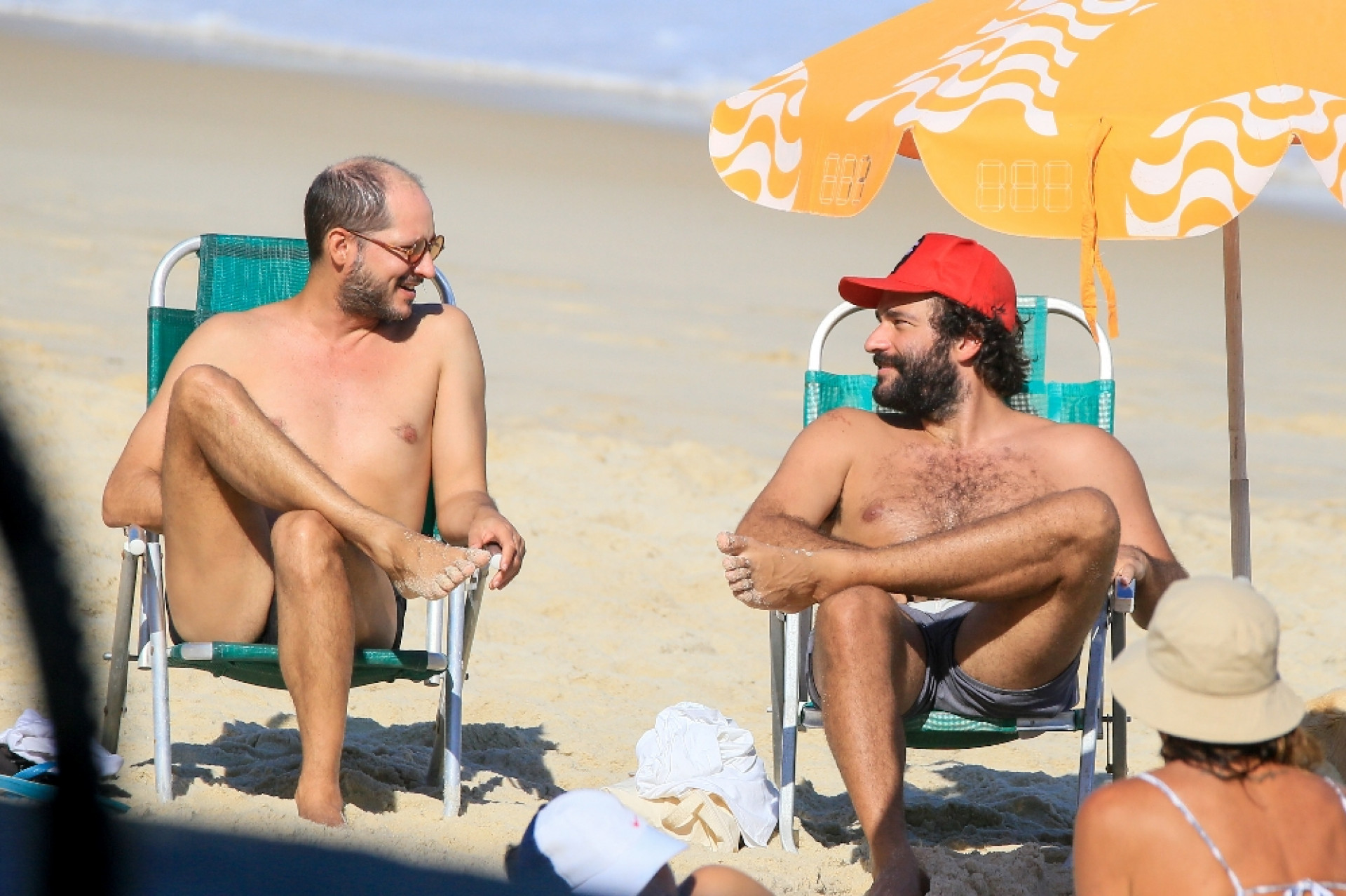 Humberto Carrão aproveitou dia na praia com um amigo  - Foto: JC Pereira/AgNews