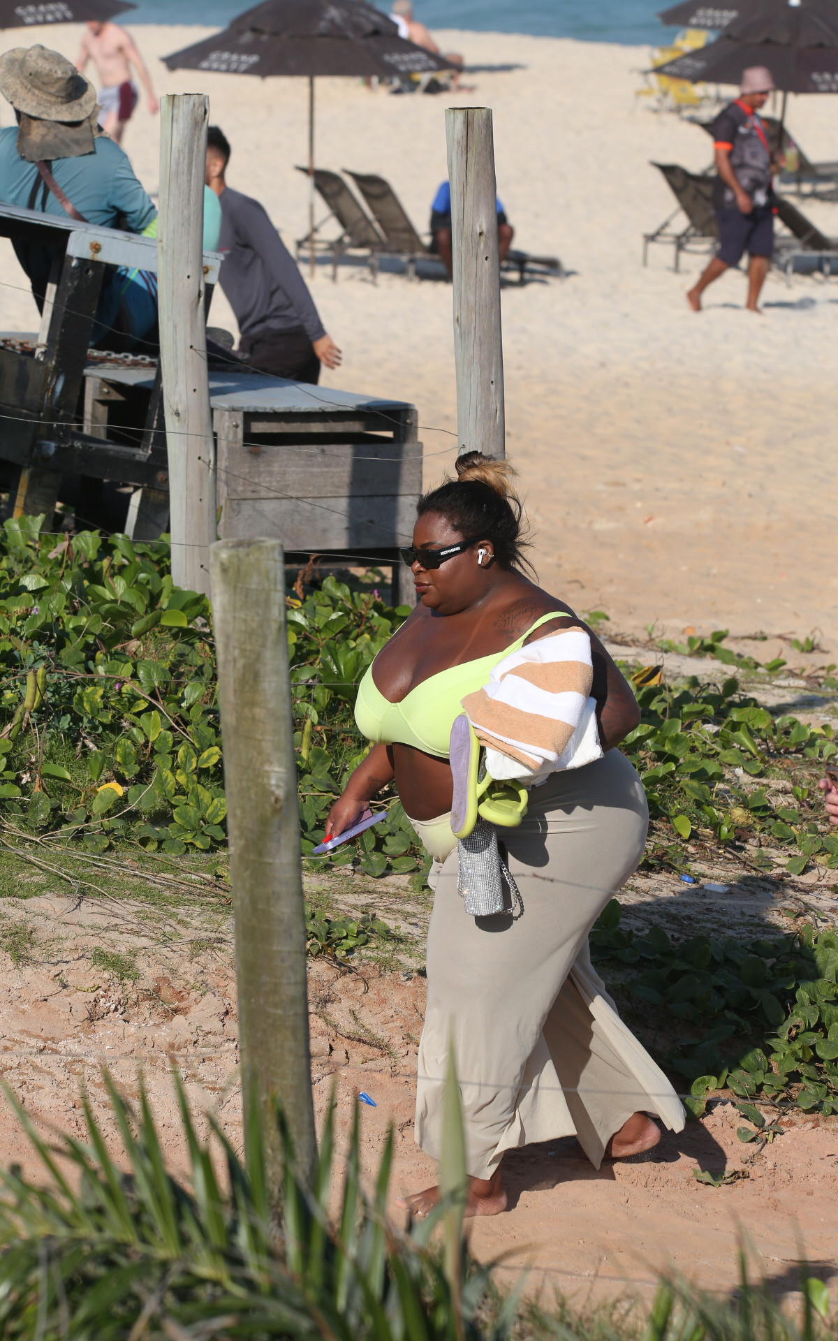 Jojo Toddynho aproveita feriado de sol para relaxar na praia da Barra da Tijuca
