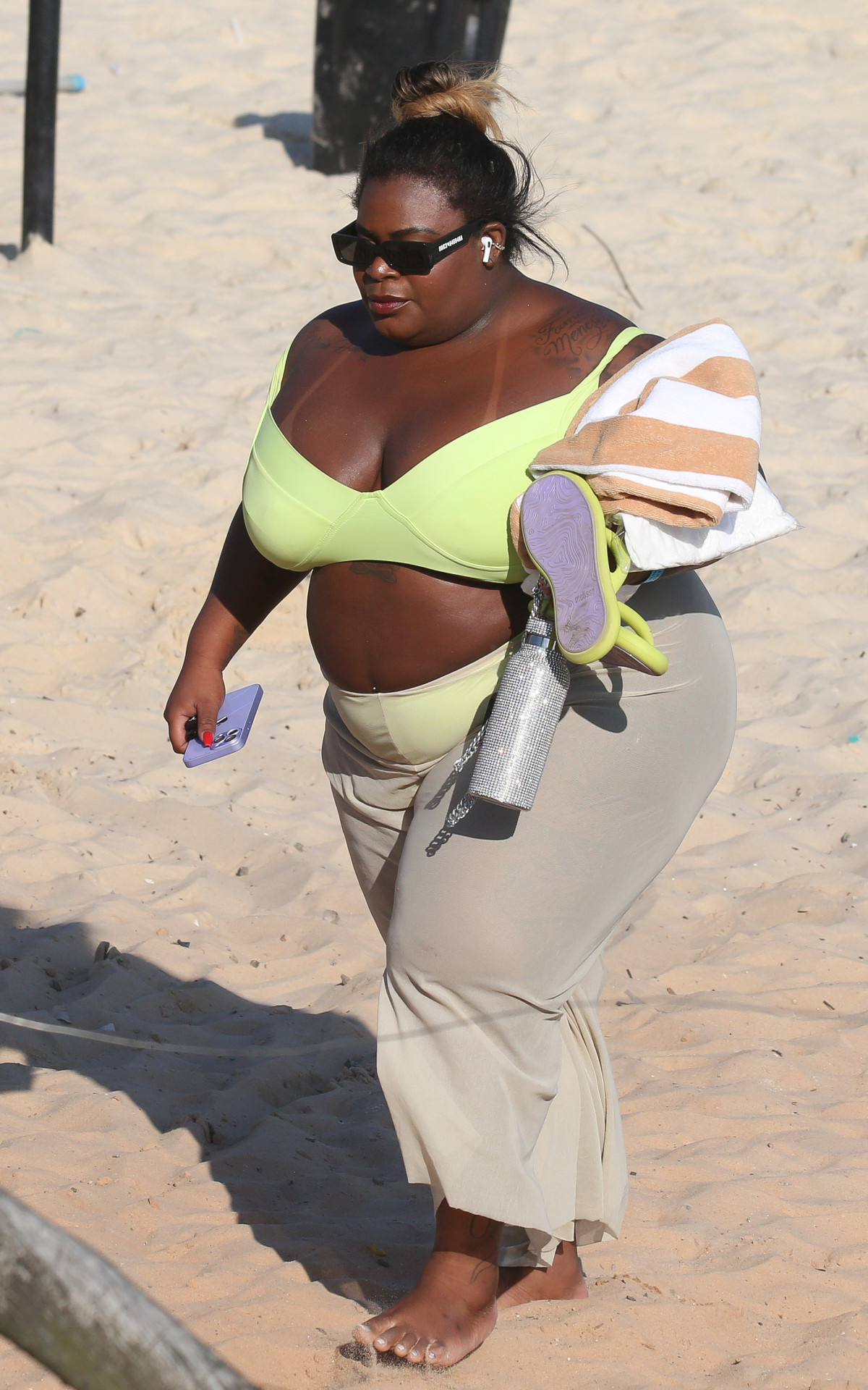 Jojo Toddynho aproveita feriado de sol para relaxar na praia da Barra da Tijuca
