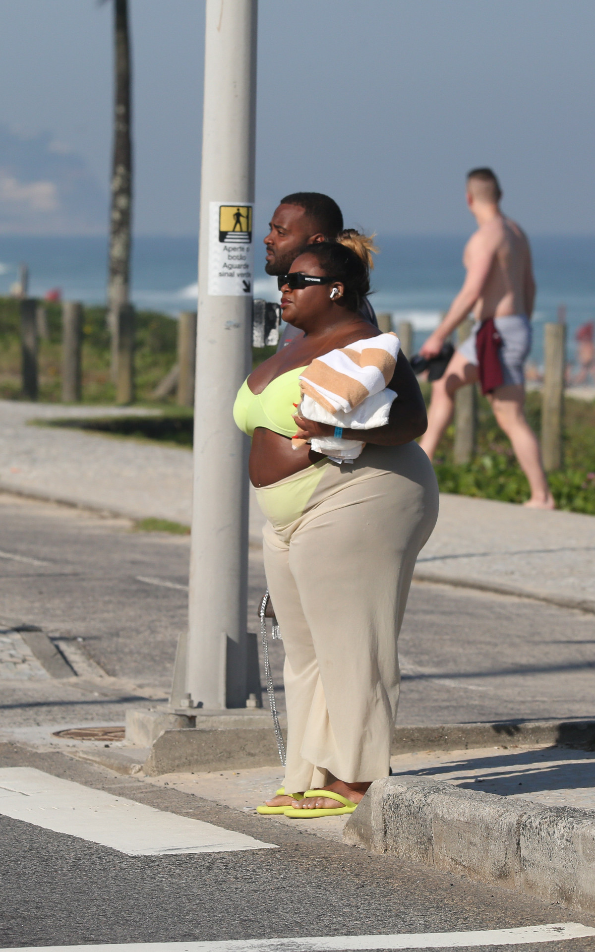 Jojo Toddynho aproveita feriado de sol para relaxar na praia da Barra da Tijuca