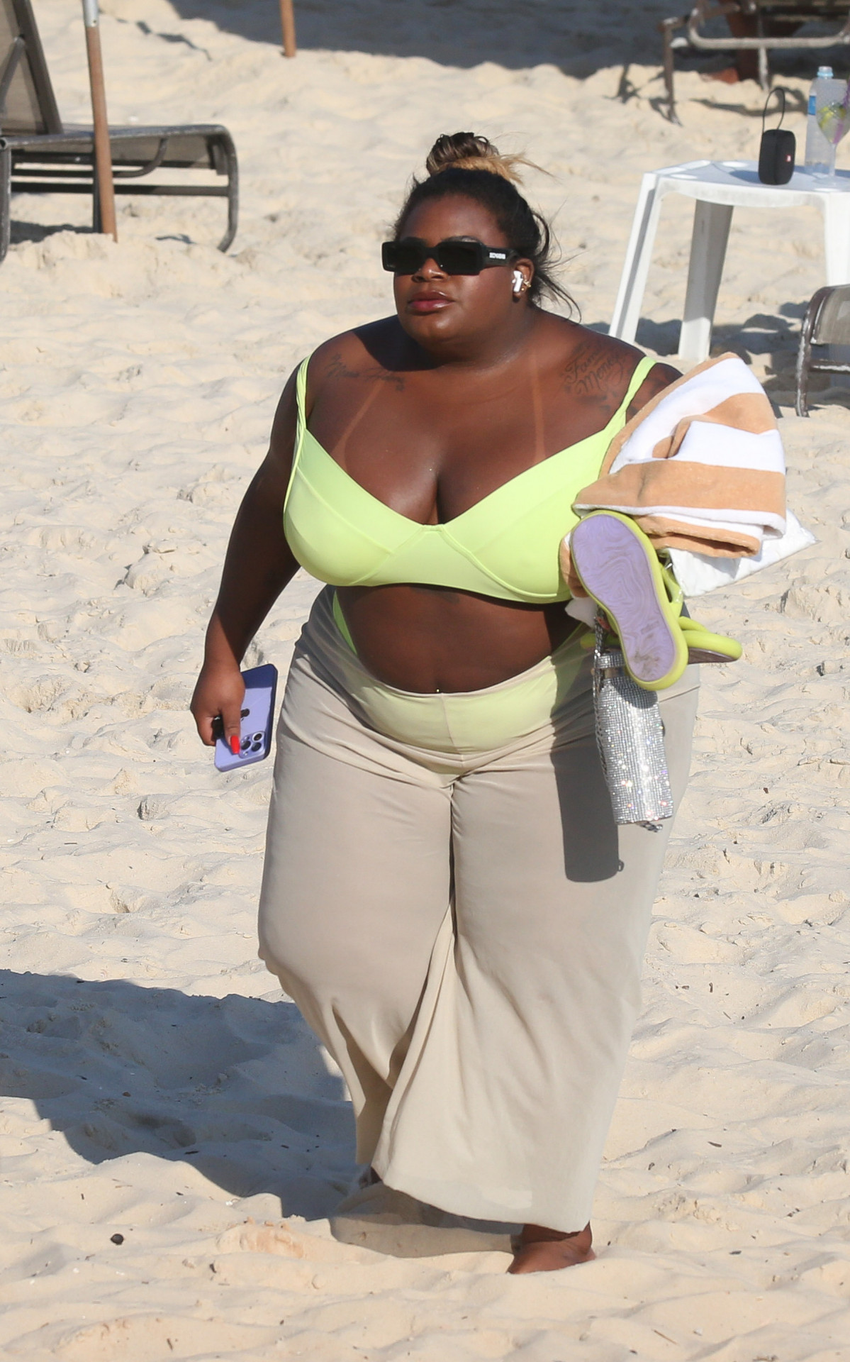 Jojo Toddynho aproveita feriado de sol para relaxar na praia da Barra da Tijuca