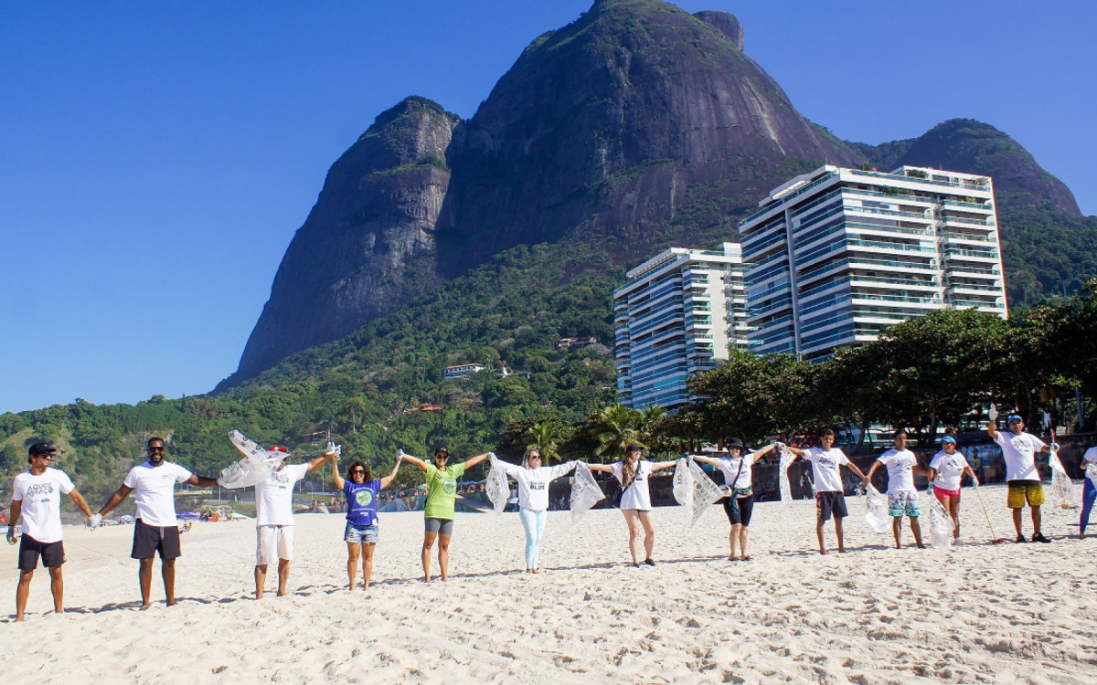 Terceira edi&ccedil;&atilde;o do evento 'Aquele Abra&ccedil;o'  reuniu mais de 2 mil volunt&aacute;rios na praia de S&atilde;o Conrado para um grande Mutir&atilde;o de Limpeza, abra&ccedil;o simb&oacute;lico ao Oceano e uma s&eacute;rie de a&ccedil;&otilde;es educativas e culturais