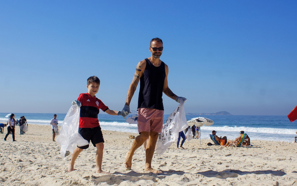 Terceira edi&ccedil;&atilde;o do evento 'Aquele Abra&ccedil;o'  reuniu mais de 2 mil volunt&aacute;rios na praia de S&atilde;o Conrado para um grande Mutir&atilde;o de Limpeza, abra&ccedil;o simb&oacute;lico ao Oceano e uma s&eacute;rie de a&ccedil;&otilde;es educativas e culturais