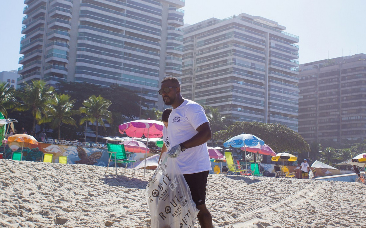 Terceira edi&ccedil;&atilde;o do evento 'Aquele Abra&ccedil;o'  reuniu mais de 2 mil volunt&aacute;rios na praia de S&atilde;o Conrado para um grande Mutir&atilde;o de Limpeza, abra&ccedil;o simb&oacute;lico ao Oceano e uma s&eacute;rie de a&ccedil;&otilde;es educativas e culturais