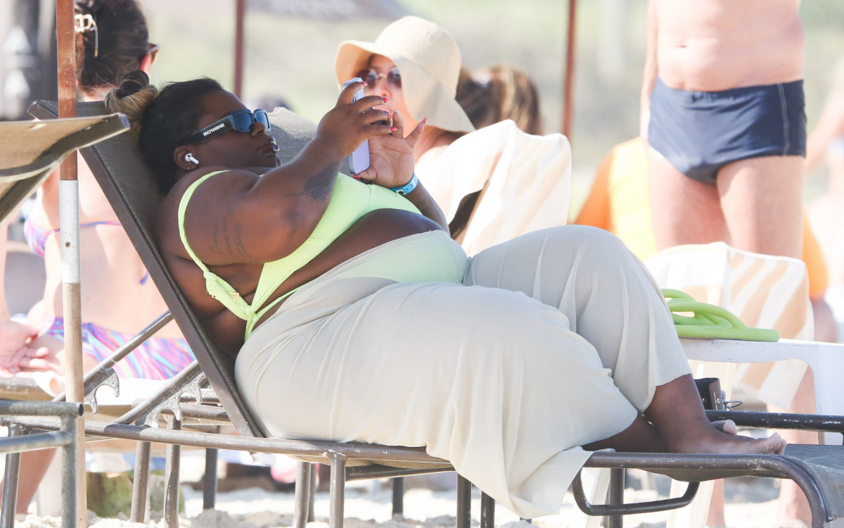 Jojo Toddynho aproveita feriado de sol para relaxar na praia da Barra da Tijuca