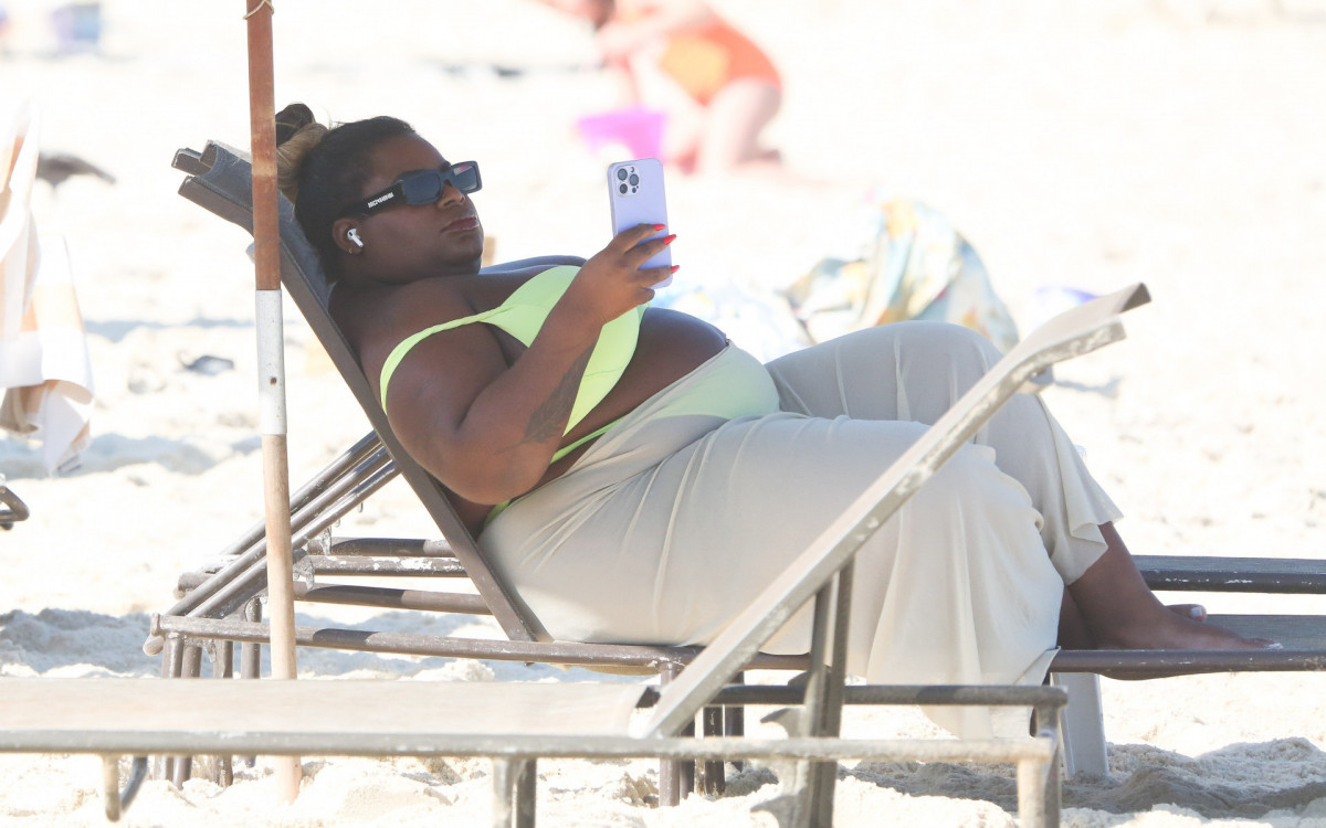 Jojo Toddynho aproveita feriado de sol para relaxar na praia da Barra da Tijuca