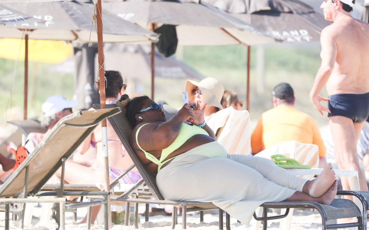 Jojo Toddynho aproveita feriado de sol para relaxar na praia da Barra da Tijuca - Dilson Silva / Ag. News