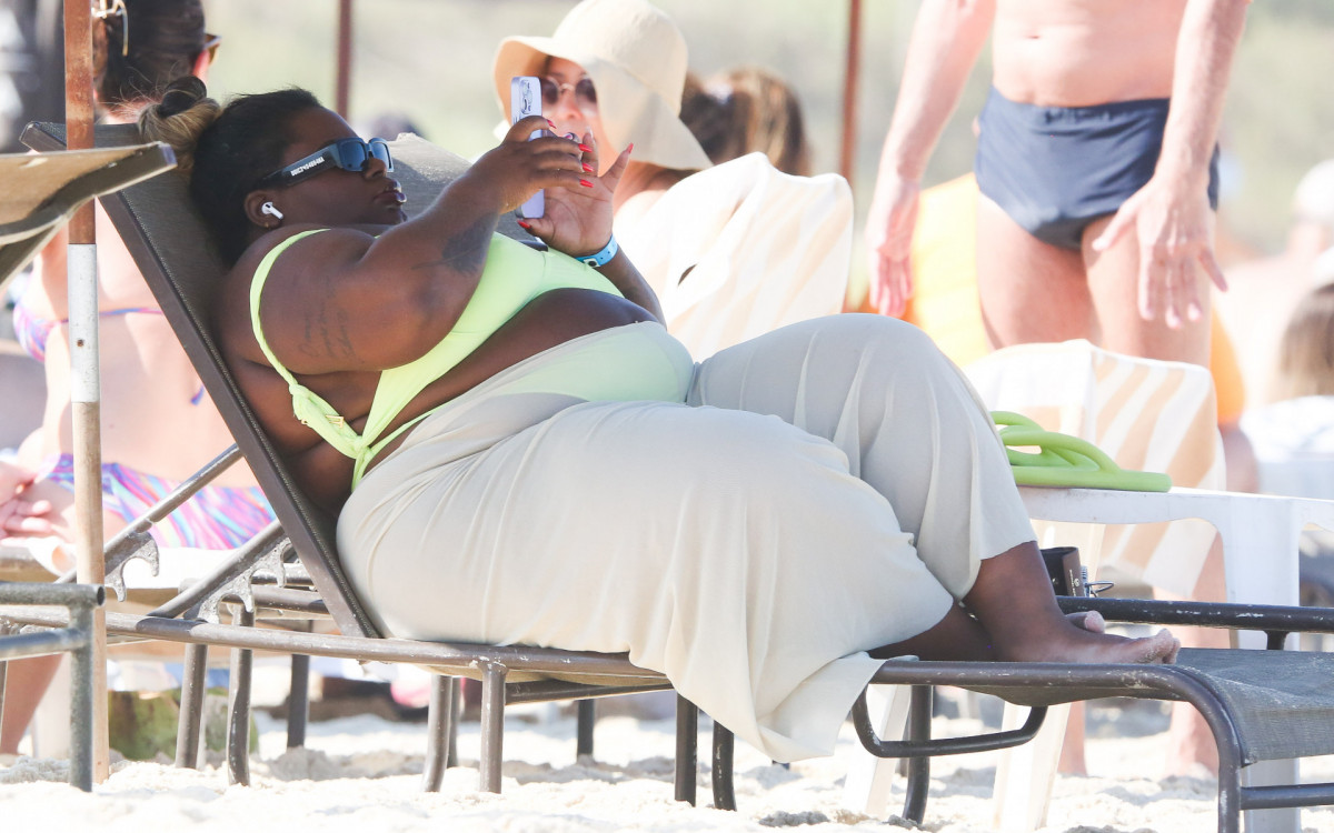 Jojo Toddynho aproveita feriado de sol para relaxar na praia da Barra da Tijuca