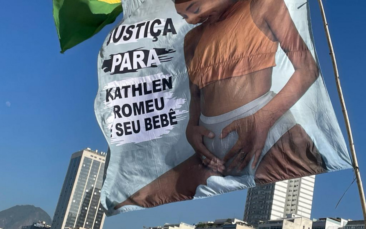 Bandeira na praia do Leme, na Zona Sul do Rio, pedindo justi&ccedil;a sobre o caso
