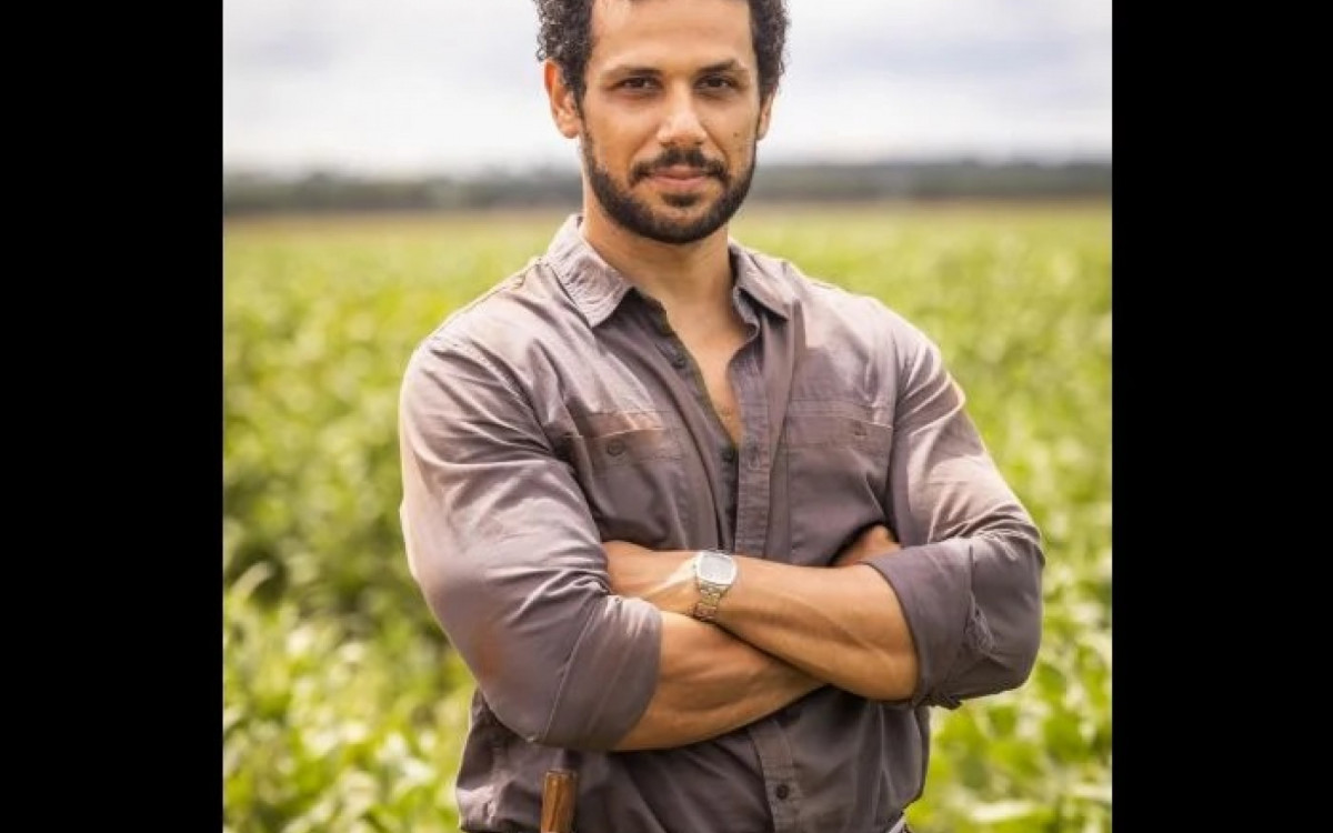 Na novela 'Terra e Paix&atilde;o', Ramiro Neves (Amaury Lorenzo) &eacute; o capataz de Ant&ocirc;nio (Tony Ramos) 