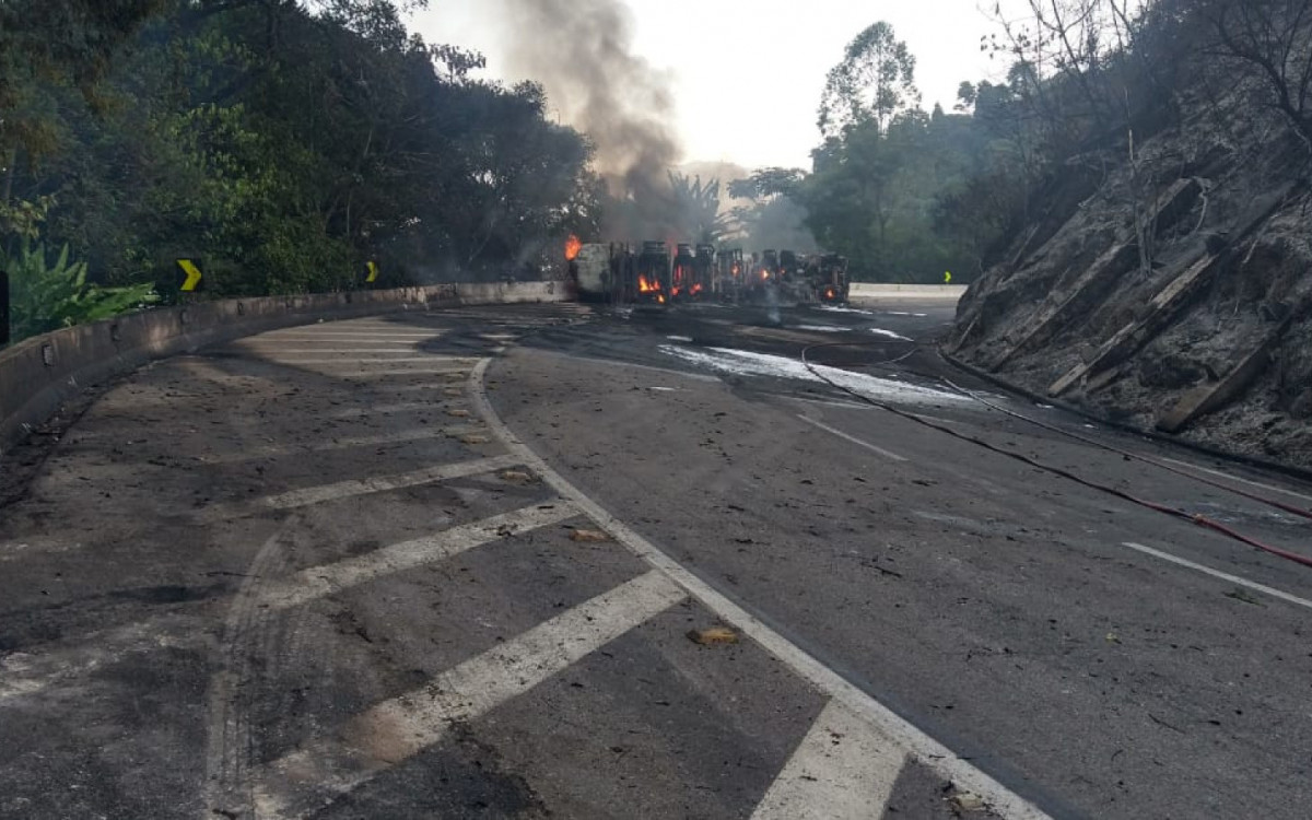 Caminhão tombou e pegou fogo na subida da Serra de Petrópolis - Divulgação / PRF