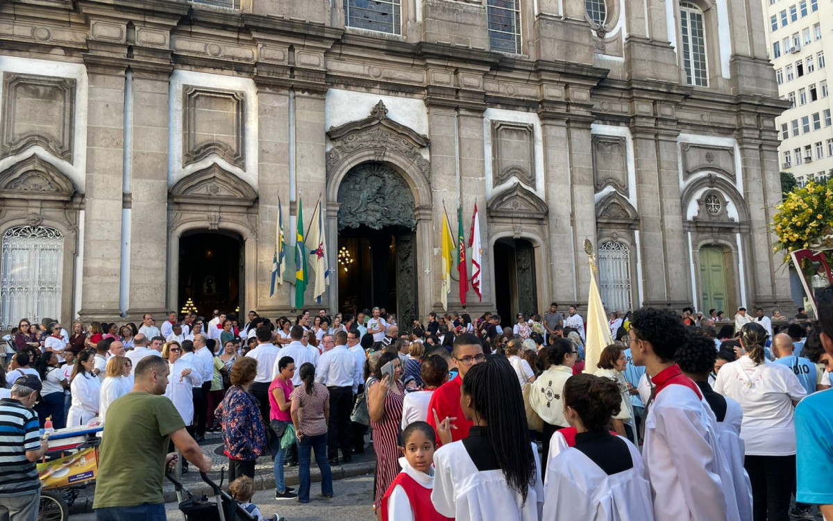 Fieis se reunem na Igreja de Nossa Senhora da Candelária, na Praça Pio X, no Centro, para tradicional procissão de Corpus Christi - Anna Clara Sancho / Agência O Dia