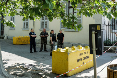 Homem fere quatro crianças e um adulto em ataque com faca na França