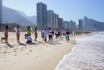 Em São Conrado, voluntários abraçam o mar para celebrar o Dia Mundial dos Oceanos