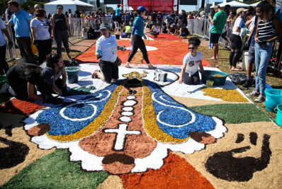 Tapete de Corpus Christi é montado na Esplanada dos Ministérios