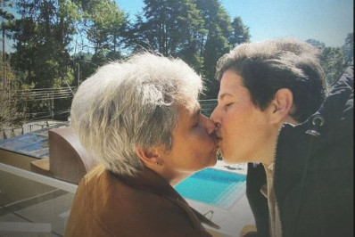 Claudia Rodrigues curte viagem romântica com Adriane Bonato: 'Muito feliz'