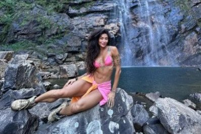 De biquíni, Aline Campos curte dia de cachoeira em Goiás 