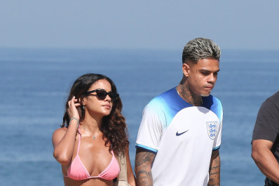 Bella Campos e MC Cabelinho curtem dia de sol em praia do Rio