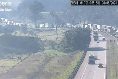 Engavetamento com sete veículos mata uma pessoa e deixa outras cinco feridas