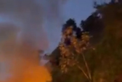 Carro pega fogo na rodovia Rio Santos em Angra dos Reis