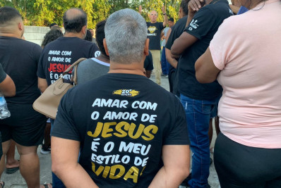Mãe de jovem morto com tiro nas costas desabafa em enterro: 'Deus conforta e me dá sustento'