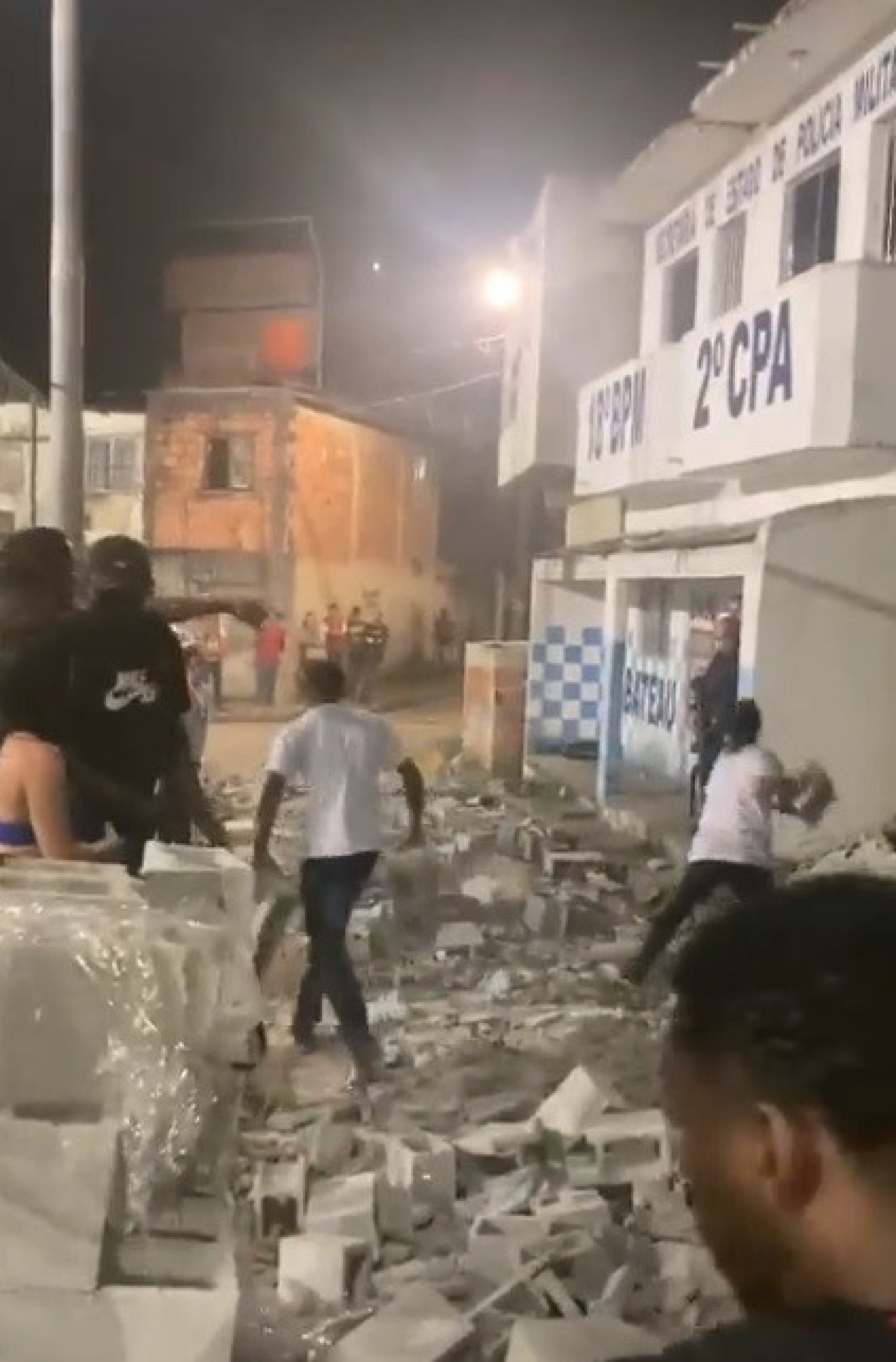 Manifestantes jogam tijolos na entrada da base de policiamento da Pol&iacute;cia Militar no Bateau Mouche, na Zona Oeste do Rio