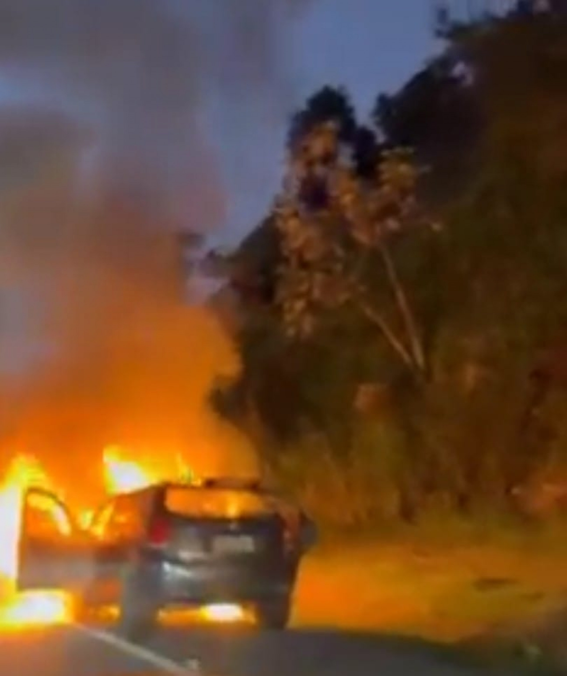 Carro em chamas na Rio-Santos em Angra dos Reis