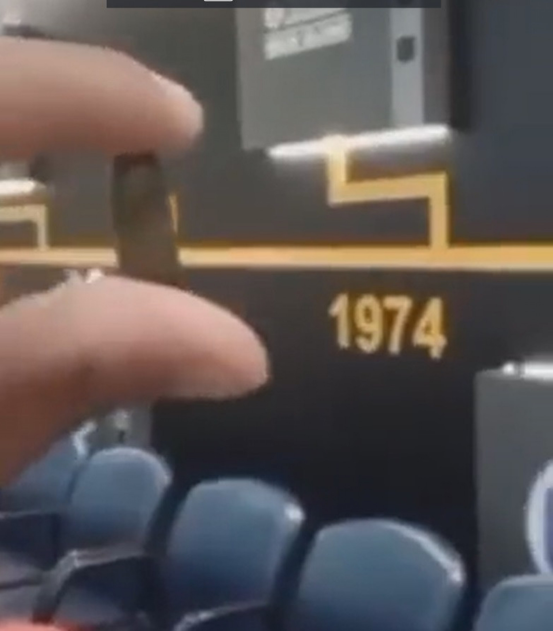 Homem mostra muni&ccedil;&atilde;o (bala) nos corredores da TV Globo - Reprodu&ccedil;&atilde;o de v&iacute;deo