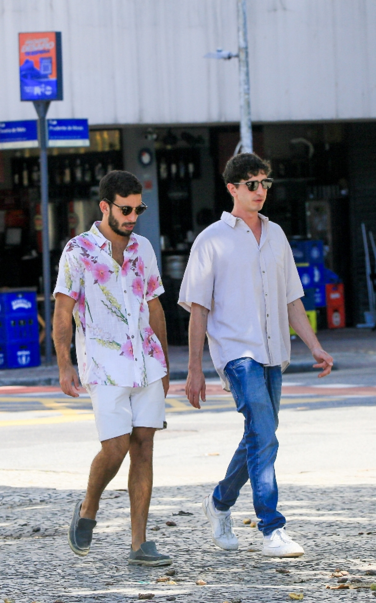 Johnny Massaro aproveita passeio ao lado do namorado em Ipanema
