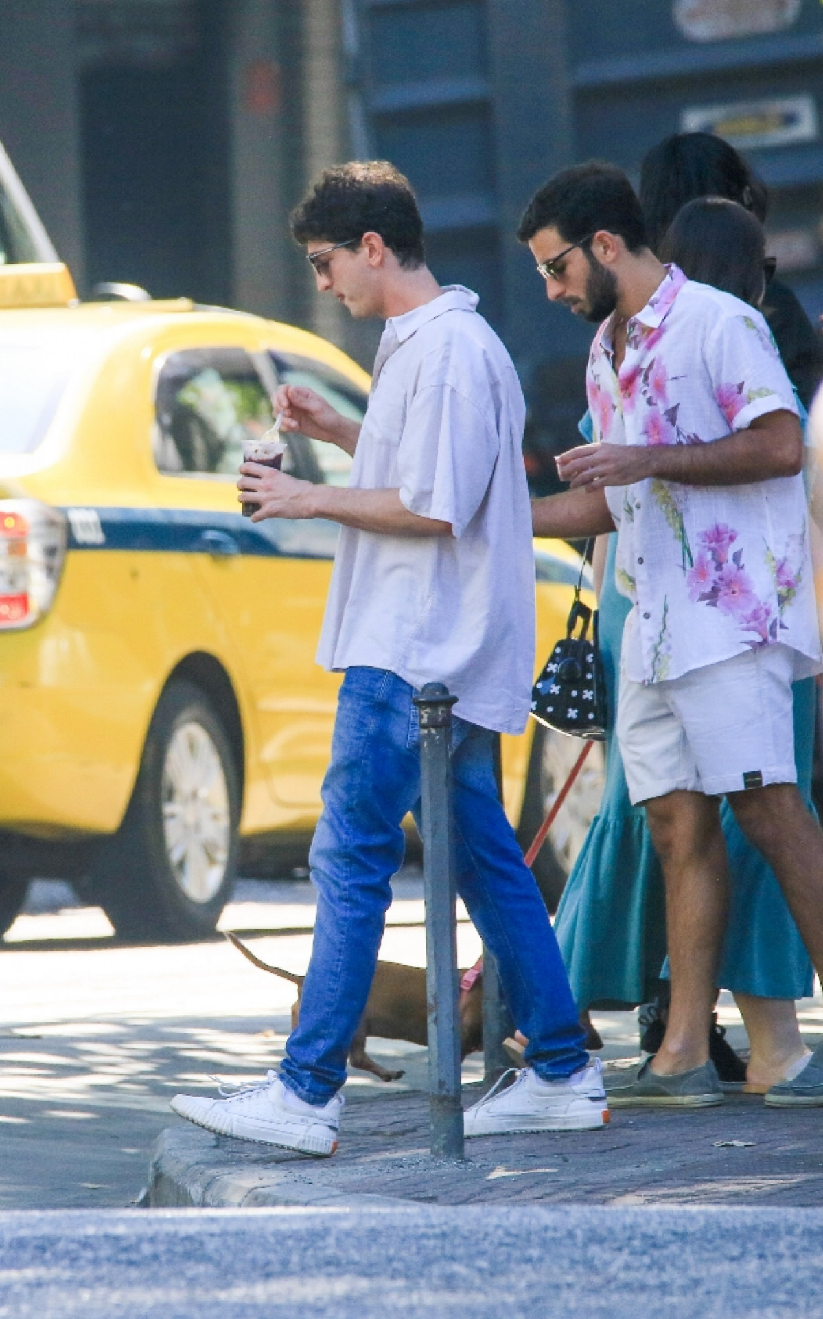 Johnny Massaro aproveita passeio ao lado do namorado em Ipanema