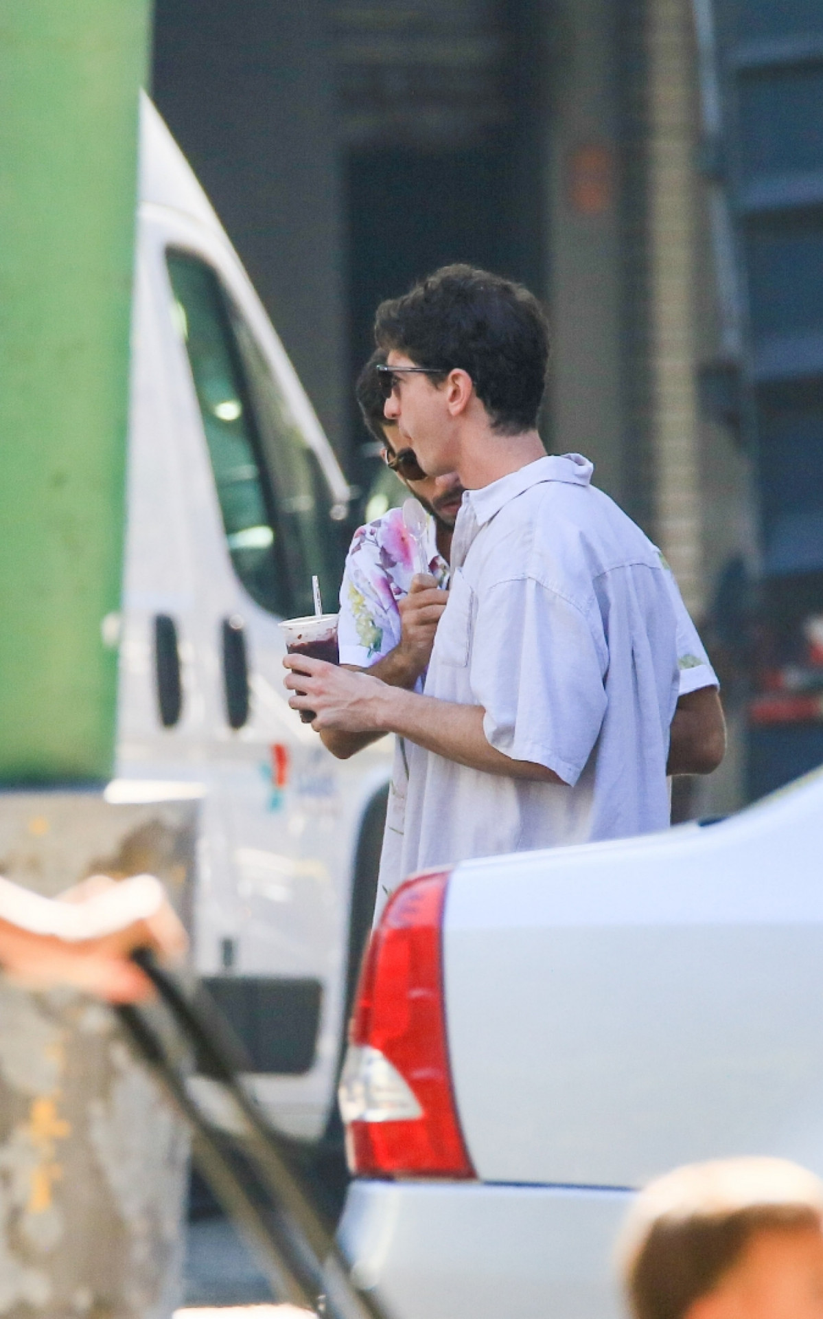 Johnny Massaro aproveita passeio ao lado do namorado em Ipanema