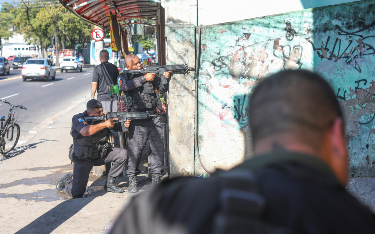 Após começar uma operação policial na Cidade de Deus, pessoas manifestaram fechando a Estrada Miguel Salazar, na Cidade de Deus, no início da tarde, colocando caçambas de lixo no meio da rua e ateando fogo para tentar bloquear o trânsito. Nesta Sexta-feira (09). - Pedro Ivo/Agência O Dia