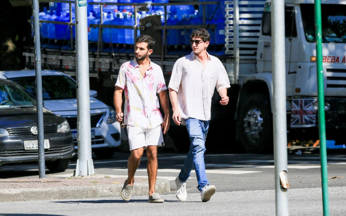 Johnny Massaro aproveita passeio ao lado do namorado em Ipanema