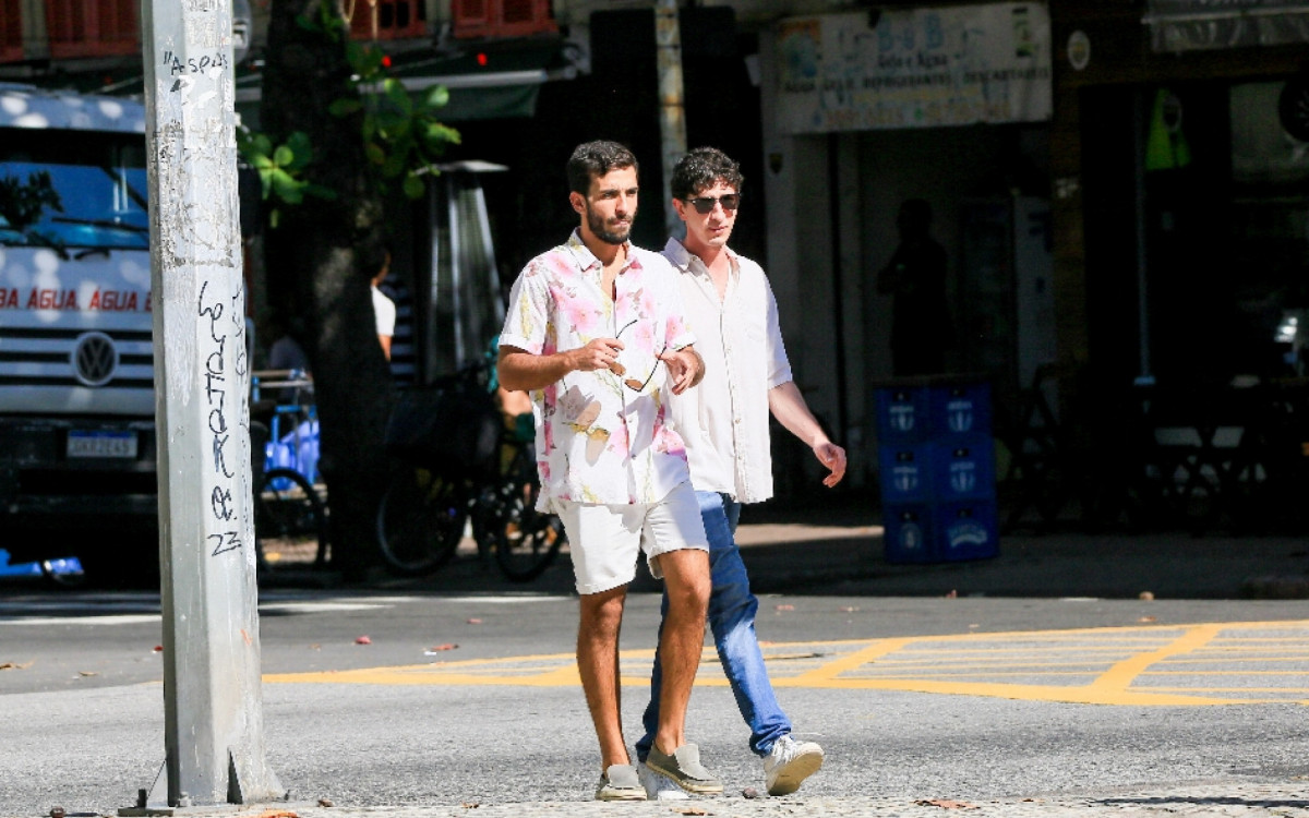 Johnny Massaro aproveita passeio ao lado do namorado em Ipanema