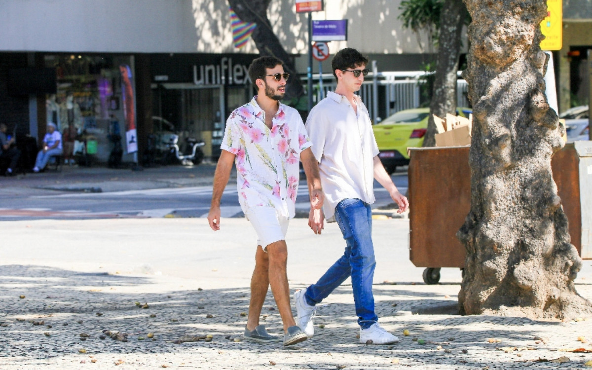 Johnny Massaro aproveita passeio ao lado do namorado em Ipanema