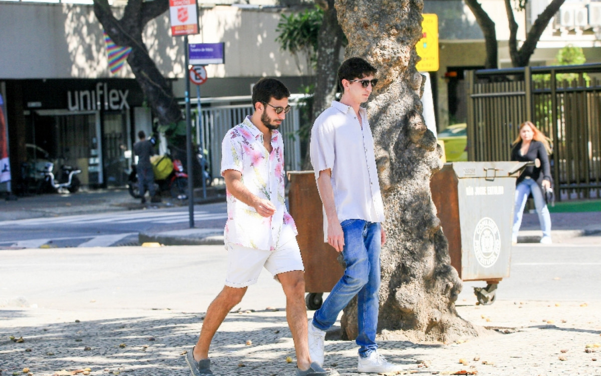 Johnny Massaro aproveita passeio ao lado do namorado em Ipanema