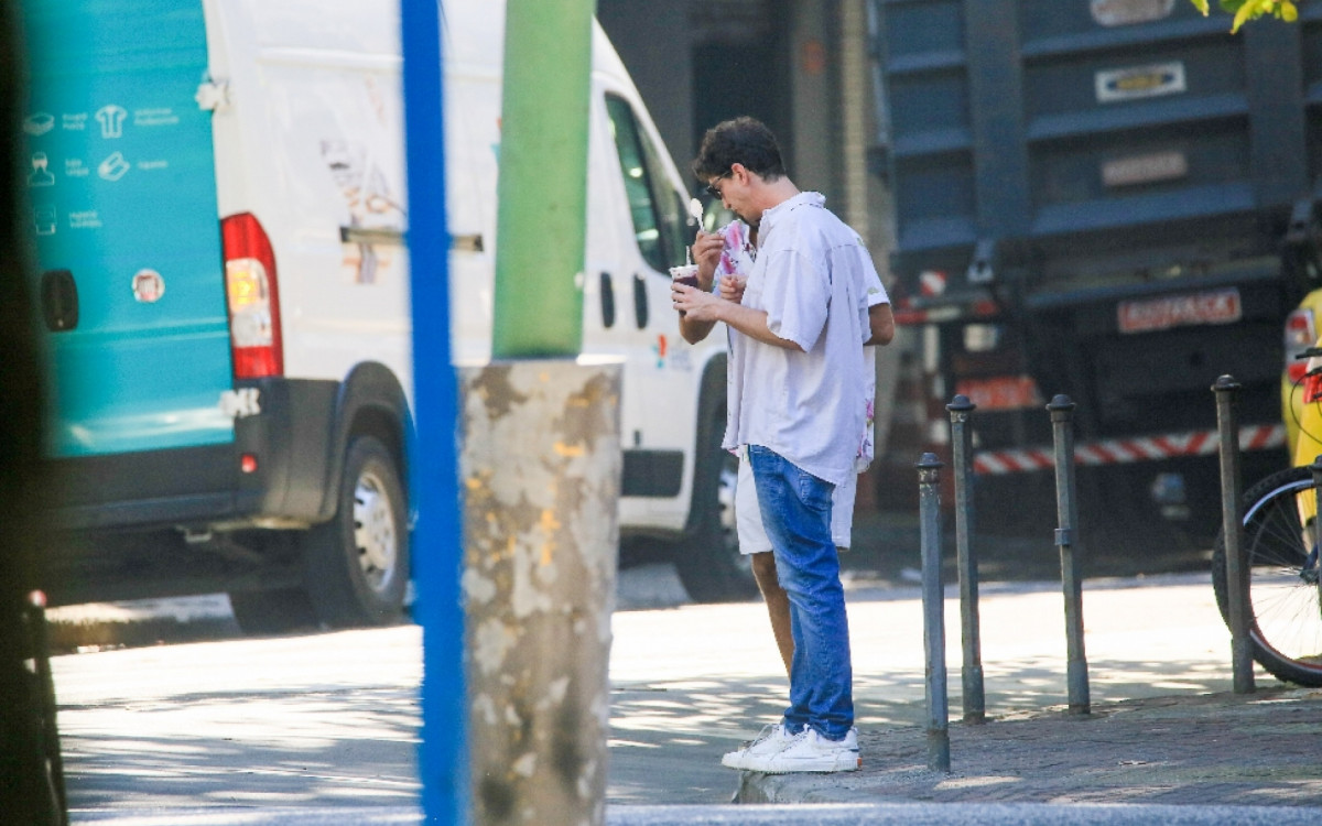 Johnny Massaro aproveita passeio ao lado do namorado em Ipanema