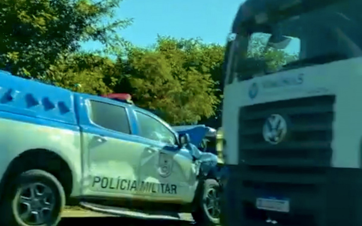 Acidente deixou tr&acirc;nsito em meia pista