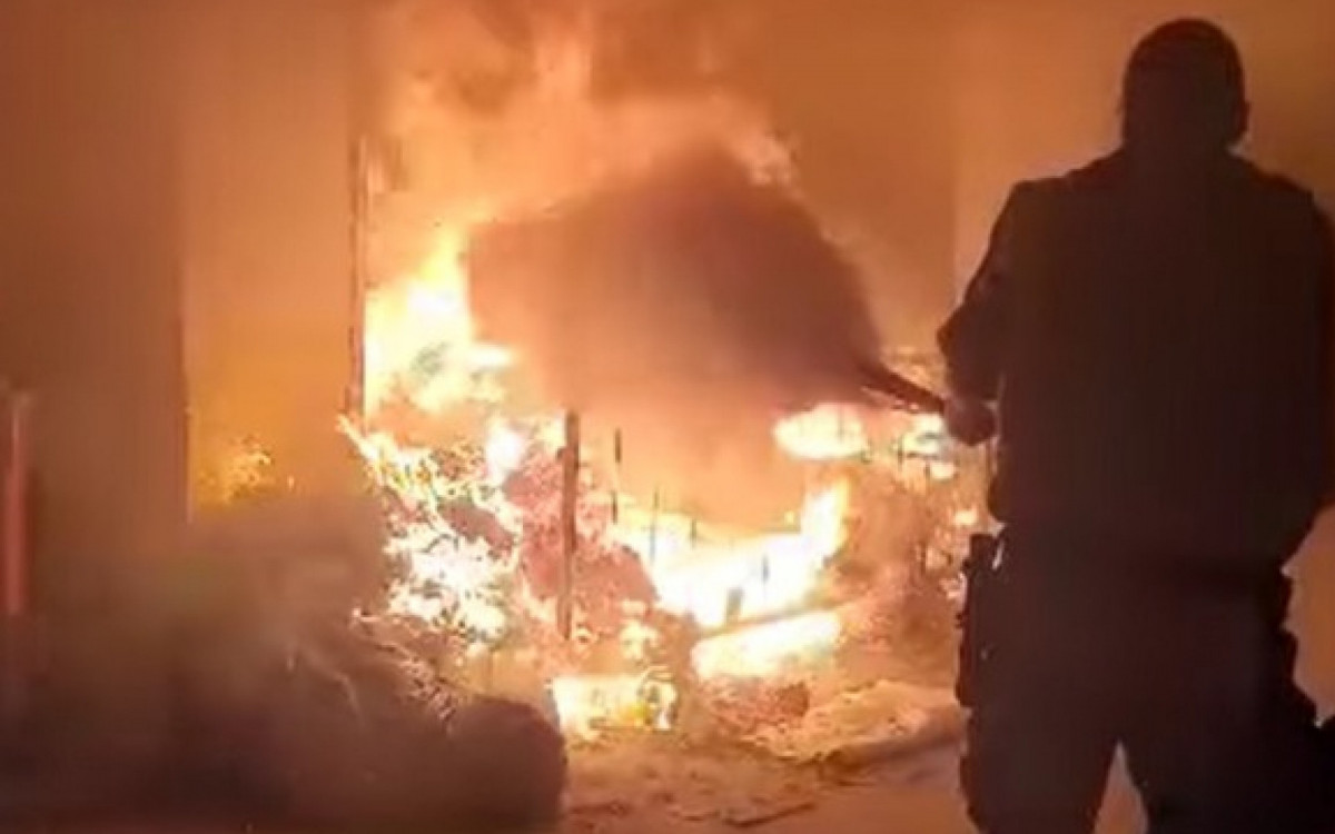 Corpo de Bombeiros foi acionado para conter as chamas do local